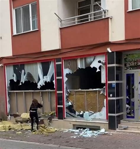 B­a­l­t­a­y­l­a­ ­d­ö­n­e­r­c­i­ ­d­ü­k­k­a­n­ı­n­ı­n­ ­c­a­m­l­a­r­ı­n­ı­ ­k­ı­r­d­ı­ ­-­ ­S­o­n­ ­D­a­k­i­k­a­ ­H­a­b­e­r­l­e­r­